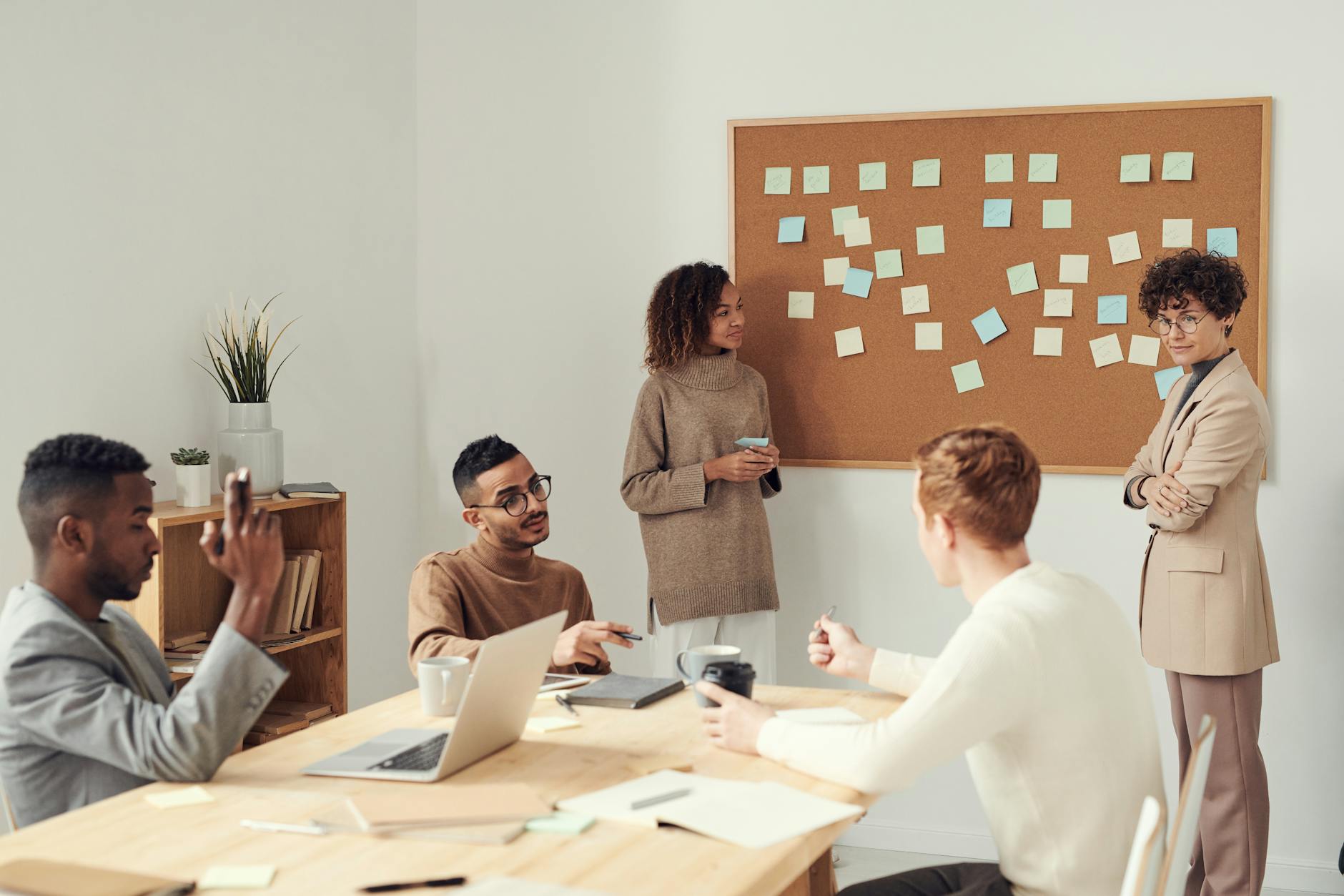 4 Passos Para Criar Um Negócio de Sucesso 4 women standing beside corkboard