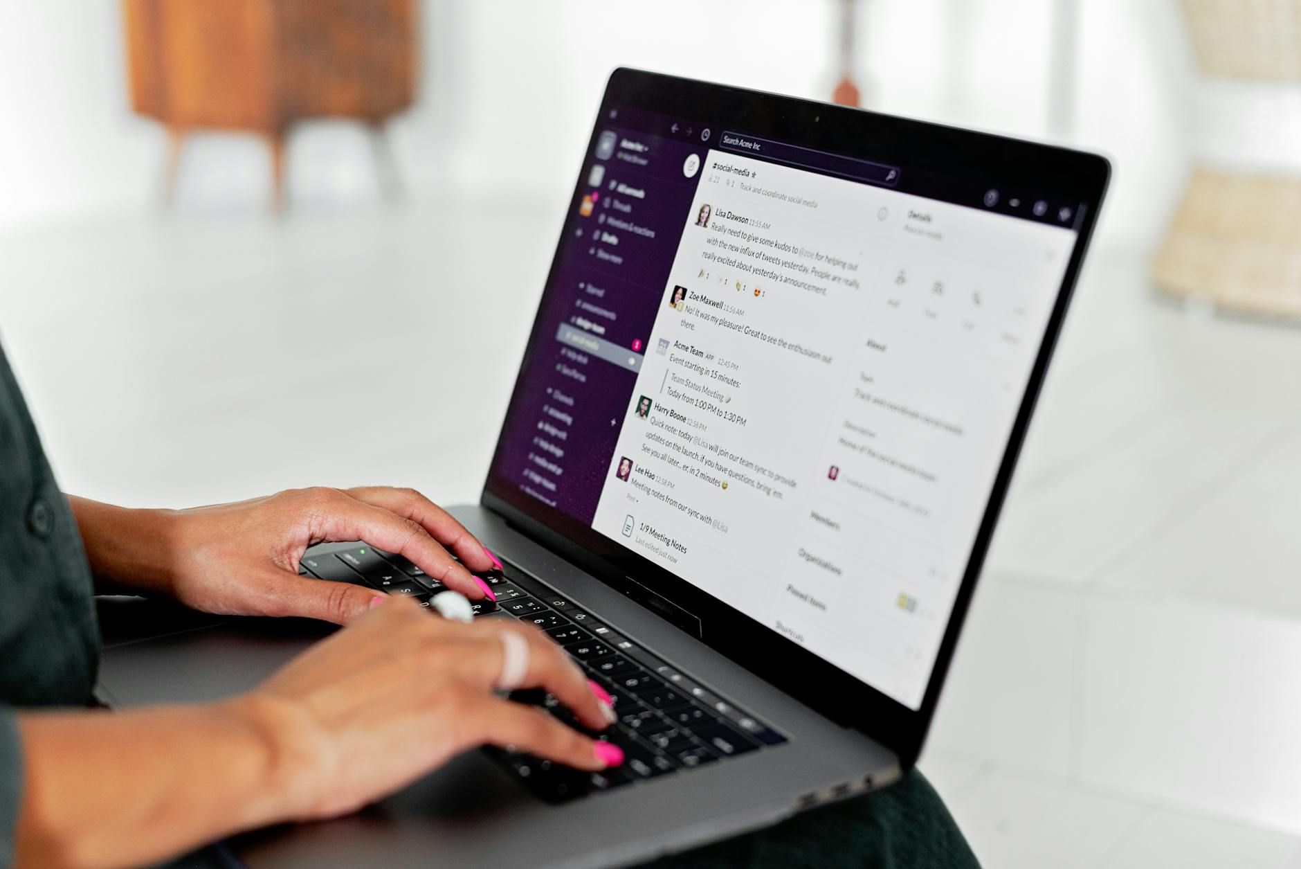 Crie Seu Negócio Online E Ganhe Muito Dinheiro Em 6 Passos! 4 person using laptop
