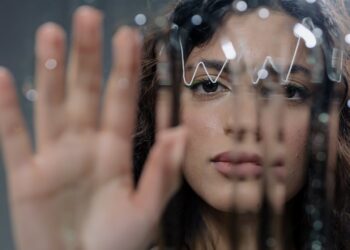 Dedos enrugados no banho: você sabe o que isso realmente significa?