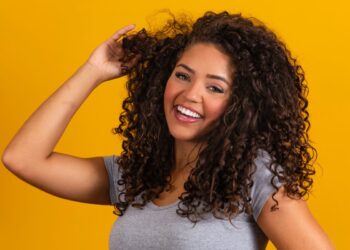 Muitas pessoas com cabelo cacheado enfrentam o desafio da falta de definição dos cachos, resultando em fios sem forma, com aspecto ressecado e pouco volume. Esse problema afeta desde cachos tipo 2A até os mais fechados 4C, causando frustração e baixa autoestima. A boa notícia é que existe uma solução eficaz que pode transformar completamente a aparência dos seus cachos.