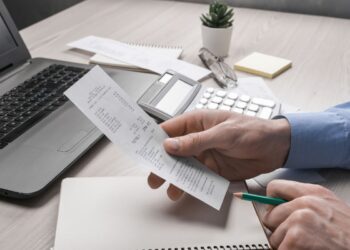 Como Fazer um Comprovante de Renda: Guia Completo e Atualizado 2025 9 Como fazer um comprovante de renda - pessoa organizando documentos financeiros no escritório