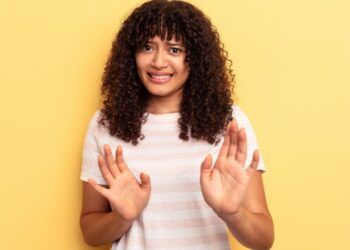 Você já teve a estranha sensação de que uma situação completamente nova parecia familiar? Essa experiência misteriosa, conhecida como déjà vu, intriga cientistas há décadas e afeta praticamente todas as pessoas pelo menos uma vez na vida. O fenômeno neurológico é muito mais complexo do que imagina e revela aspectos fascinantes sobre o funcionamento da mente humana.