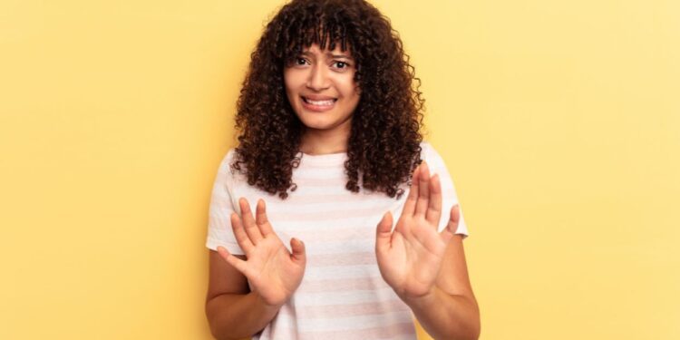 Você já teve a estranha sensação de que uma situação completamente nova parecia familiar? Essa experiência misteriosa, conhecida como déjà vu, intriga cientistas há décadas e afeta praticamente todas as pessoas pelo menos uma vez na vida. O fenômeno neurológico é muito mais complexo do que imagina e revela aspectos fascinantes sobre o funcionamento da mente humana.