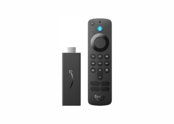 Fire TV Stick HD da Amazon em cor preta ao lado do controle remoto com Alexa, mostrando o dispositivo de streaming compacto e seu controle com botão de comando de voz azul