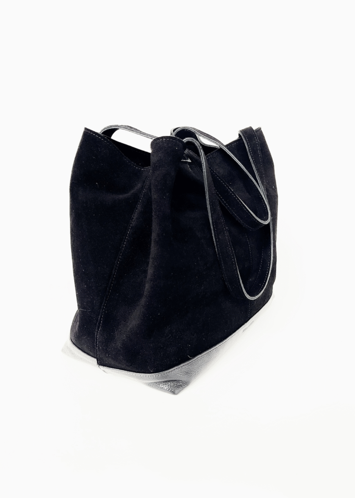 Por que a camurça tem tanto charme? Descubra o segredo por trás das bolsas que nunca saem de moda 4 A moda tem seus clássicos, e a camurça é, sem dúvida, um deles. Esse tecido de textura aveludada, de aparência quente e toque envolvente, vai muito além de uma simples tendência. Ele carrega tradição, elegância e uma presença marcante nos guarda-roupas de quem valoriza estilo e autenticidade. Se você já passou a mão em uma peça de camurça, sabe exatamente o que quero dizer: tem um charme meio rústico, meio sofisticado, que hipnotiza no primeiro toque.