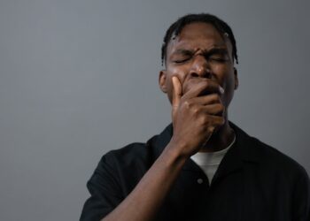 Você já se perguntou por que bocejamos mesmo quando não estamos com sono? Esse comportamento aparentemente simples esconde mistérios fascinantes da neurociência e da evolução humana. O bocejo é muito mais complexo do que imaginamos e suas funções vão além do cansaço.