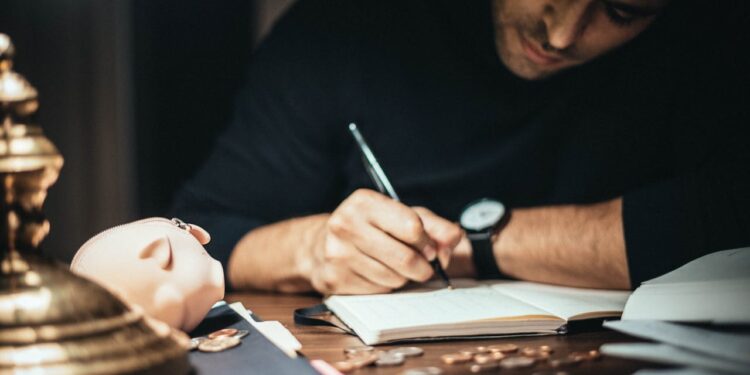 Você já olhou para o calendário e se perguntou como conseguir R$ 5 mil até dezembro? A boa notícia é que ainda há tempo suficiente para alcançar essa meta financeira com estratégias simples e eficazes. O segredo está em aplicar um método comprovado que combina disciplina, organização e pequenos ajustes no orçamento familiar.