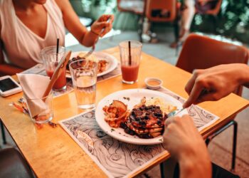 Os 5 piores alimentos para comer antes de dormir, segundo especialistas 6 Descubra quais alimentos prejudicam seu sono segundo especialistas. Evite esses 5 vilões noturnos e transforme a qualidade do seu descanso com alternativas saudáveis comprovadas cientificamente.