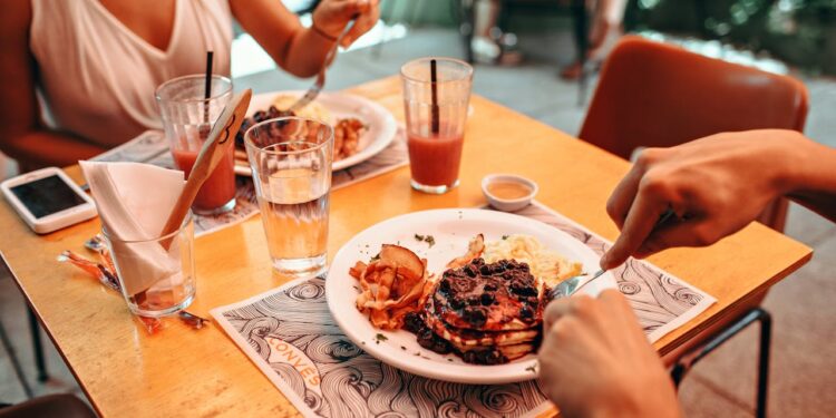 Os 5 piores alimentos para comer antes de dormir, segundo especialistas 1 Descubra quais alimentos prejudicam seu sono segundo especialistas. Evite esses 5 vilões noturnos e transforme a qualidade do seu descanso com alternativas saudáveis comprovadas cientificamente.