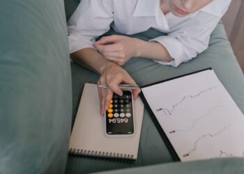 O mundo dos investimentos pode parecer uma intimidadora sopa de letrinhas: CDB, LCI, LCA, Selic, CDI... Para quem está dando os primeiros passos e só deseja um lugar seguro e rentável para guardar seu suado dinheiro, essa avalanche de siglas pode ser paralisante. A dúvida mais comum, a verdadeira porta de entrada para o investidor iniciante, quase sempre se resume a uma batalha de gigantes: Tesouro Selic contra um bom CDB que pague 100% do CDI.