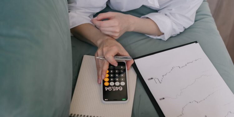 Tesouro Selic ou CDB de 100%? Qual o melhor para sua reserva de emergência agora 1 O mundo dos investimentos pode parecer uma intimidadora sopa de letrinhas: CDB, LCI, LCA, Selic, CDI... Para quem está dando os primeiros passos e só deseja um lugar seguro e rentável para guardar seu suado dinheiro, essa avalanche de siglas pode ser paralisante. A dúvida mais comum, a verdadeira porta de entrada para o investidor iniciante, quase sempre se resume a uma batalha de gigantes: Tesouro Selic contra um bom CDB que pague 100% do CDI.