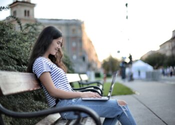 O erro fatal que 9 em cada 10 pessoas cometem ao usar um Wi-Fi público 8 Você está no aeroporto, shopping ou cafeteria e precisa usar a internet. Naturalmente, conecta-se ao Wi-Fi público disponível sem pensar duas vezes. Esse comportamento aparentemente inofensivo representa um dos maiores riscos de segurança digital que a maioria das pessoas enfrenta diariamente, e 90% dos usuários cometem o mesmo erro crítico.