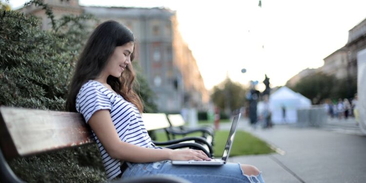 O erro fatal que 9 em cada 10 pessoas cometem ao usar um Wi-Fi público 1 Você está no aeroporto, shopping ou cafeteria e precisa usar a internet. Naturalmente, conecta-se ao Wi-Fi público disponível sem pensar duas vezes. Esse comportamento aparentemente inofensivo representa um dos maiores riscos de segurança digital que a maioria das pessoas enfrenta diariamente, e 90% dos usuários cometem o mesmo erro crítico.