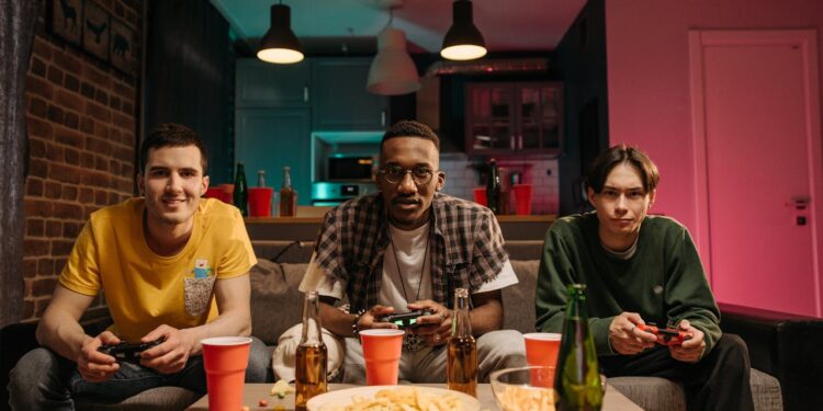 Amazon Prime Gaming: Jogos Grátis e Benefícios 2025 3 amigos jogando video game, aproveitando a plataforma amazon prime gaming