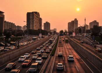 O sonho do carro zero na garagem, que parecia cada vez mais distante para muitos brasileiros, pode estar prestes a se tornar mais acessível. O governo federal está finalizando os detalhes de um novo programa para baratear veículos, resgatando a ideia do "carro popular" com uma nova roupagem, mais moderna e focada em sustentabilidade. Batizado de "Carro Sustentável", o projeto prevê a redução de impostos para modelos mais eficientes e menos poluentes, uma medida que promete movimentar o mercado e beneficiar tanto consumidores quanto a indústria nacional.