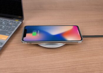 7 erros que você comete ao carregar o celular e que destroem sua bateria 10 Pare de destruir a bateria do seu celular! Descubra os 7 erros mais comuns no carregamento que reduzem a vida útil em 50%. Aprenda dicas essenciais para economizar dinheiro e prolongar a durabilidade.