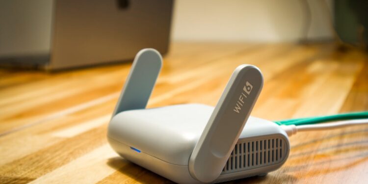 Transforme sua casa com internet estável em todos os cômodos. Descubra como um repetidor Wi-Fi de menos de R$ 100 resolve definitivamente problemas de sinal fraco e zonas mortas de conectividade.