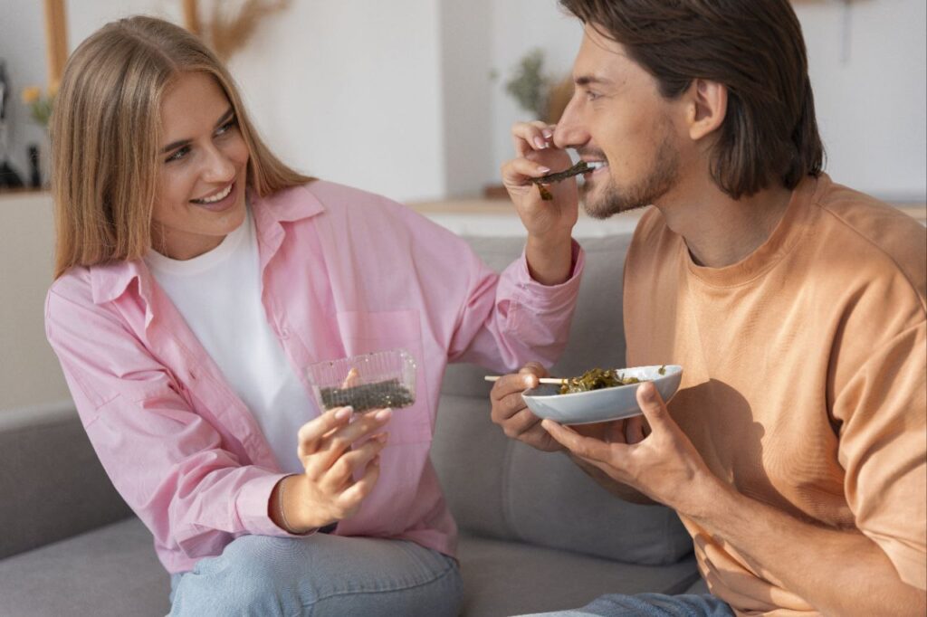 12 Ideias Criativas para Surpreender no Dia dos Namorados 2 casal comendo no dia dos namorados