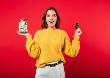 Pessoa poupando dinheiro renda extra economia planejamento financeiro cartão