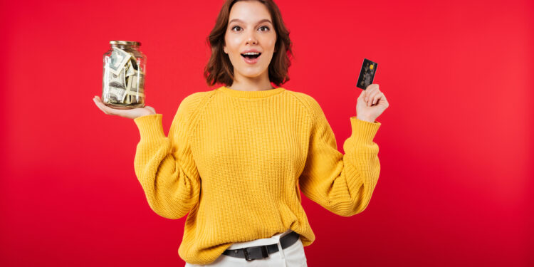 Renda Extra: 25 Formas Comprovadas de Ganhar Dinheiro Extra em 2025 1 Pessoa poupando dinheiro renda extra economia planejamento financeiro cartão