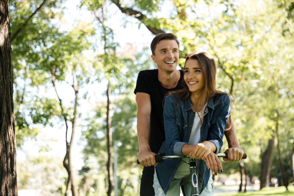 12 Ideias Criativas para Surpreender no Dia dos Namorados 3 casal andando de bicicleta