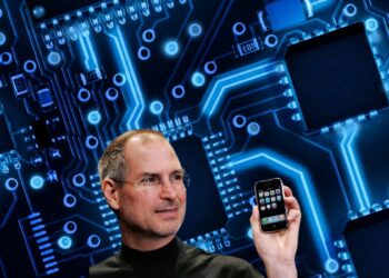 Steve Jobs segurando o primeiro iPhone durante seu lançamento em 2007, com fundo ilustrativo de circuito eletrônico.