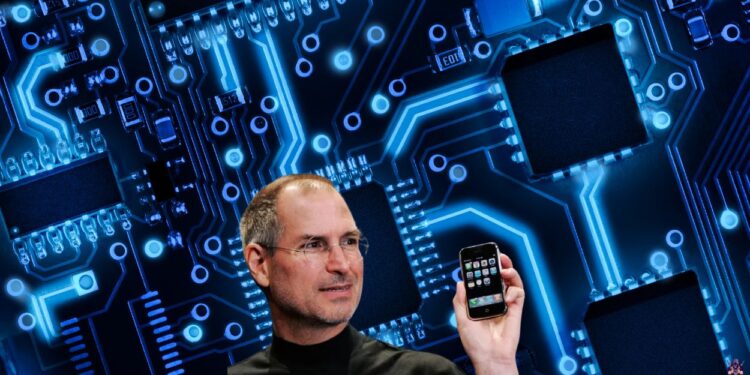 Quanto custaria o primeiro iPhone da Apple hoje, corrigido pela inflação? 1 Steve Jobs segurando o primeiro iPhone durante seu lançamento em 2007, com fundo ilustrativo de circuito eletrônico.
