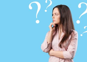 Mulher pensativa com dúvidas sobre seguro prestamista Sicredi em fundo azul com pontos de interrogação