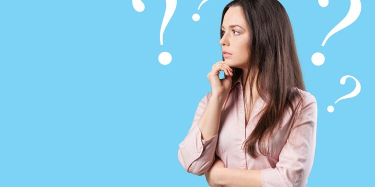 Seguro Prestamista Sicredi: Tudo o Que Você Precisa Saber em 2025 1 Mulher pensativa com dúvidas sobre seguro prestamista Sicredi em fundo azul com pontos de interrogação