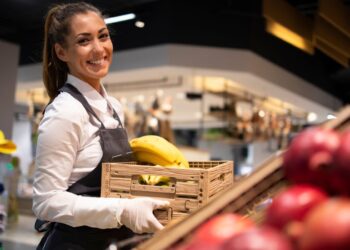 Você já se perguntou por que sempre sai do supermercado com mais produtos do que planejava? A resposta está nos sofisticados truques de neuromarketing que essas empresas aplicam para influenciar seu comportamento de compra. Desde o momento em que você entra na loja até o pagamento no caixa, cada detalhe foi cuidadosamente planejado para aumentar seus gastos.