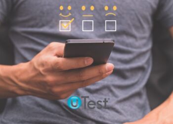 Pessoa usando smartphone para testar aplicativos na plataforma Utest - utest vale a pena para renda extra