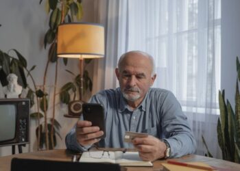 Não Era Plástico, Era Papelão: A Verdadeira História do Primeiro Cartão de Crédito do Mundo 2 Com certeza. O tema é excelente e o título que você escolheu já é muito bom, pois conta uma história. Mas como nosso objetivo é sempre buscar a excelência e o máximo impacto, podemos deixá-lo ainda mais magnético e otimizado. A história do primeiro cartão de crédito nasceu de um momento muito humano: o embaraço. Explorar esse ângulo torna o conteúdo instantaneamente mais interessante. Aqui estão algumas sugestões de títulos, com a minha recomendação, seguidos pelo artigo completo já utilizando o título que considero mais forte. Sugestões de Títulos (Alternativas Otimizadas) Título 1 (Foco na Curiosidade Surpreendente - Minha Recomendação) Não Era Plástico, Era Papelão: A Verdadeira História do Primeiro Cartão de Crédito do Mundo Por que funciona: Este título é um gancho de curiosidade espetacular. A revelação de que o primeiro cartão era de papelão quebra uma expectativa imediata e cria uma necessidade no leitor de descobrir mais. É perfeito para o Google Discover e altamente compartilhável. Título 2 (Foco na Origem Humana do Problema) Nascido de um Esquecimento: A Noite Embaraçosa que Deu Origem ao Cartão de Crédito Por que funciona: Apela diretamente para uma situação humana e universal (esquecer a carteira, passar por um momento embaraçoso). Isso cria uma conexão emocional instantânea e transforma a história de uma inovação financeira em um conto pessoal e relacionável. Título 3 (Foco na Narrativa e no Protagonista) O Homem que Esqueceu a Carteira e Acabou Mudando a Forma Como o Mundo Faz Compras Por que funciona: Transforma o artigo na história de uma pessoa, o que é um formato clássico de storytelling. A segunda parte da frase ("mudando a forma como o mundo faz compras") estabelece a grandiosidade do evento, prometendo uma história de grande impacto a partir de um incidente banal. Como especialista, minha recomendação seria o Título 1, pela sua capacidade única de gerar curiosidade com um fato pouco conhecido. Vou seguir com ele para desenvolver o artigo de alta qualidade que você pediu. Não Era Plástico, Era Papelão: A Verdadeira História do Primeiro Cartão de Crédito do Mundo Nova York, 1949. Em uma noite fria, o executivo Frank McNamara leva um grupo de clientes para um elegante jantar de negócios em um restaurante chamado Major's Cabin Grill. A conversa flui, os negócios são discutidos, e ao final da refeição, como era de praxe, McNamara se levanta para pagar a conta. É nesse momento que o pânico silencioso se instala: ele havia esquecido a carteira em outro paletó.
